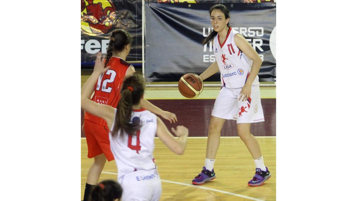 Estela Gómez conduce el balón ante la defensa de la jugadora del Rivas, Loridana Vilcu
