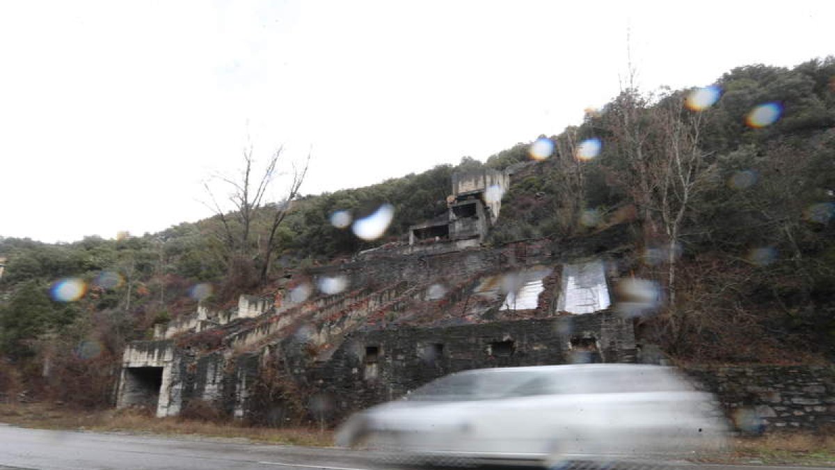 Acceso por carretera desde Albares a Torre del Bierzo, en una reciente imagen. ANA F. BARREDO
