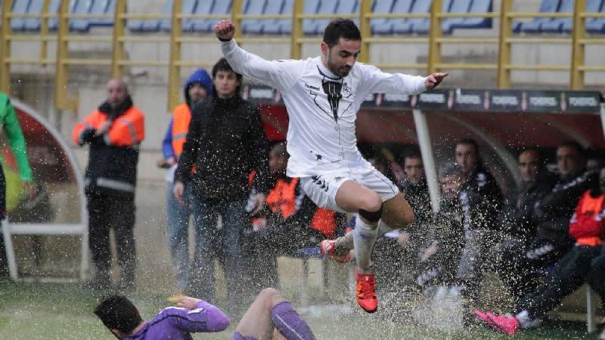 La abundante lluvia caída sobre el campo hizo que los dos equipos lo acusaran afectando de forma determinante al desarrollo del juego.