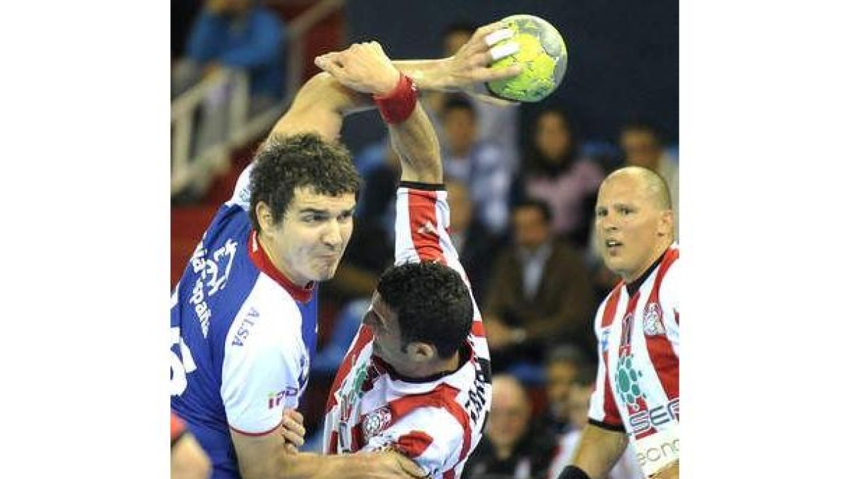 El zurdo croata Denis Buntic, que ayer volvió a ser uno de los mejores del Reale Ademar.