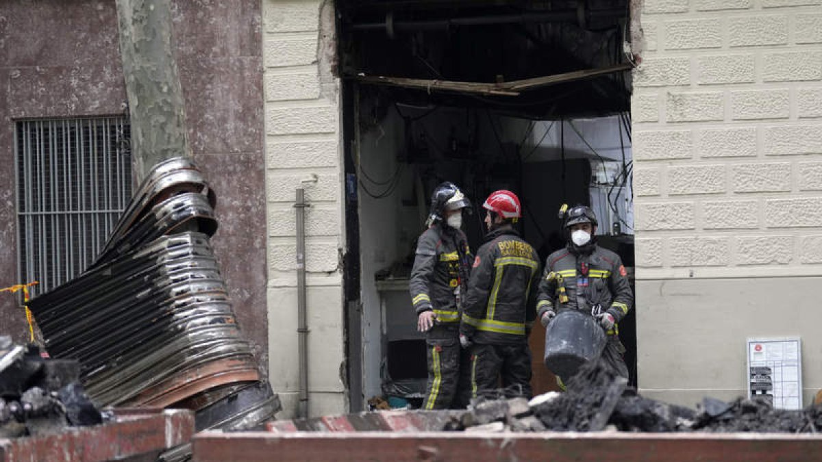 Los bomberos trabajan en el bar en el que se produjo la explosión en el Eixample. ALEJANDRO GARCÍA