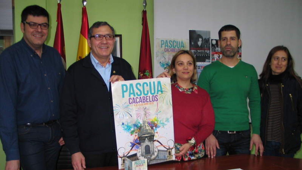 El alcalde, Adolfo Canedo (segundo izda.) y su equipo presentaron el programa de fiestas.