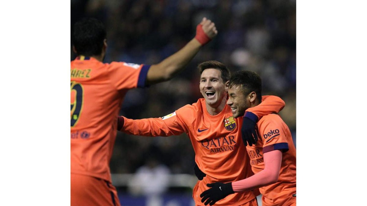 Messi festeja con Suárez y Neymar uno de sus tres goles.