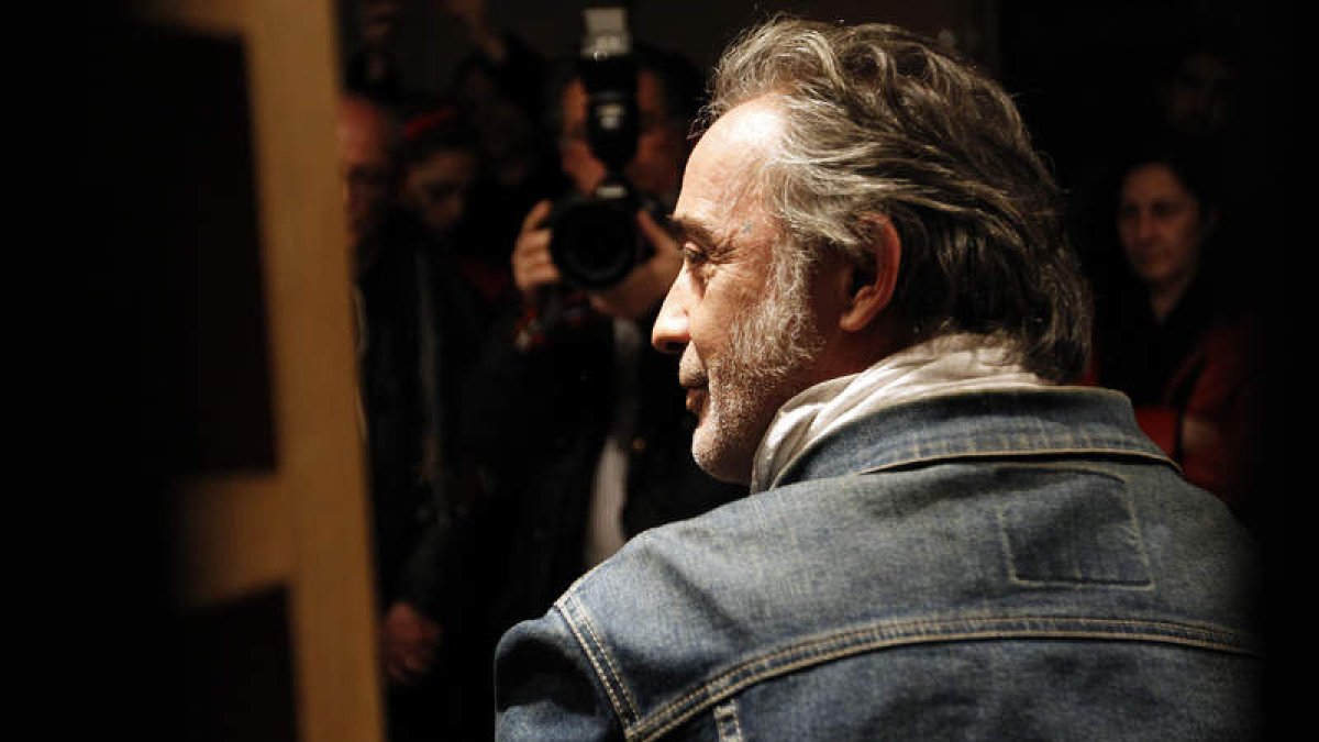 El artista Alberto García Alix en la inauguración de su obra ‘Autorretrato’ en Madrid