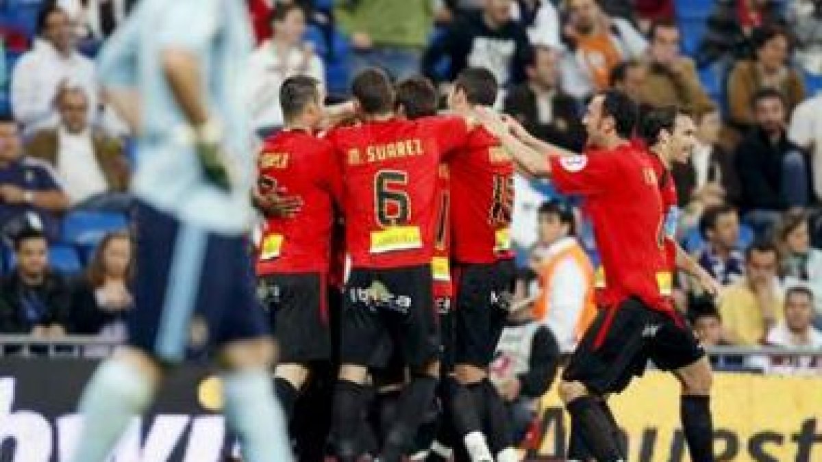 Los jugadores del Mallorca celebran el tercer gol de su equipo que les daba la victoria ante el Real