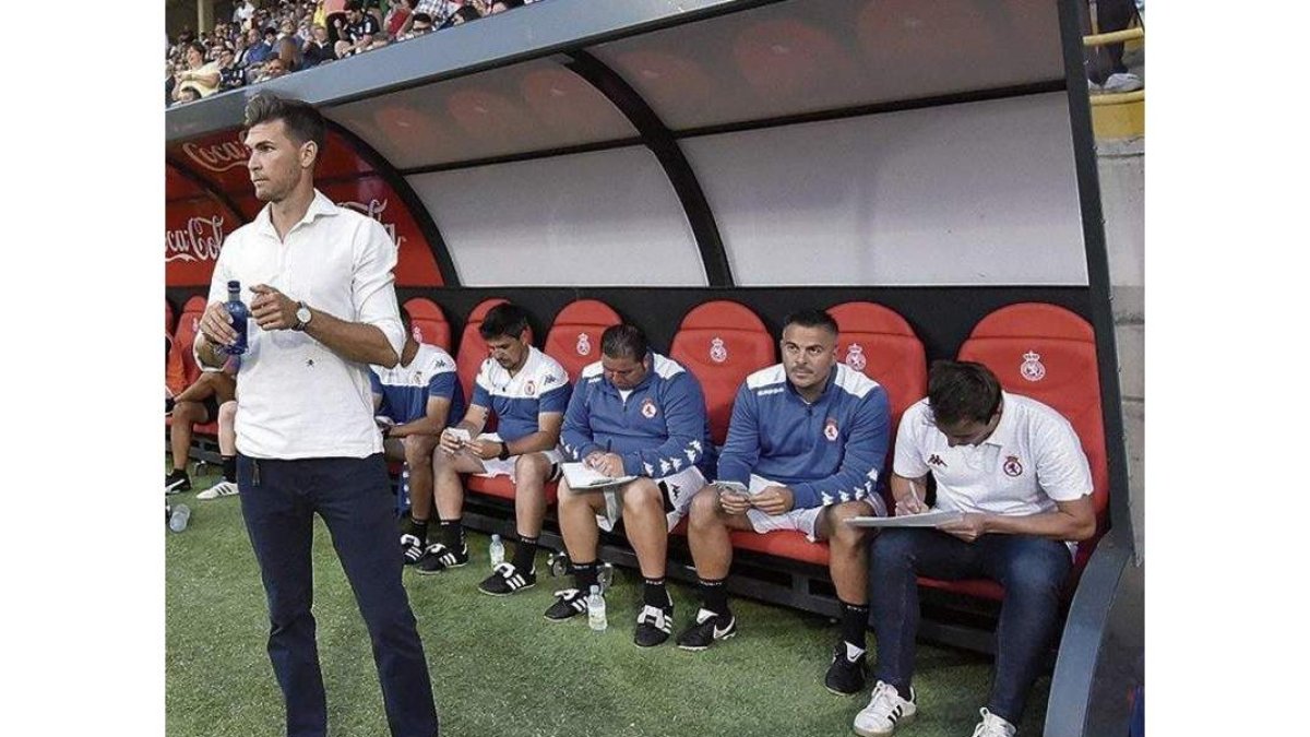 Víctor Cea no convenció con su amplio grupo de técnicos. MARCIANO PÉREZ