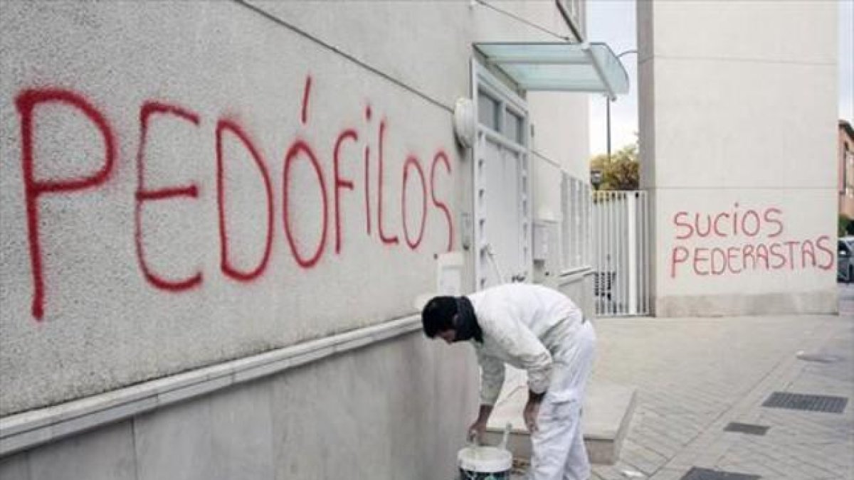 Pintadas, hace un año, contra un párroco de Granada detenido por supuestos abusos a menores.