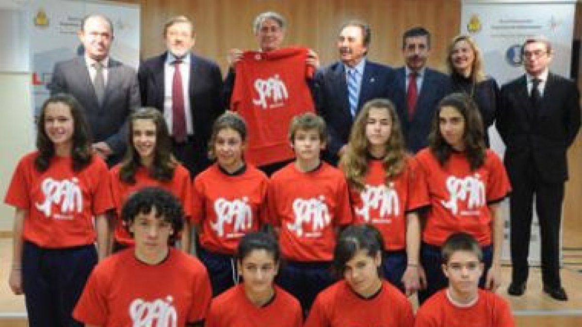 El presdiente de la IHF, Hassan Moustafa, posa en el centro con la camiseta del Mundial.