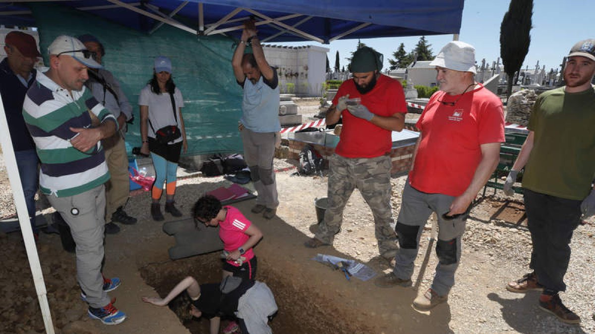 La ARMH inició ayer la exhumación de la tumba donde figura el enterramiento de Genara, y proseguirá hoy en la aladeña. RAMIRO