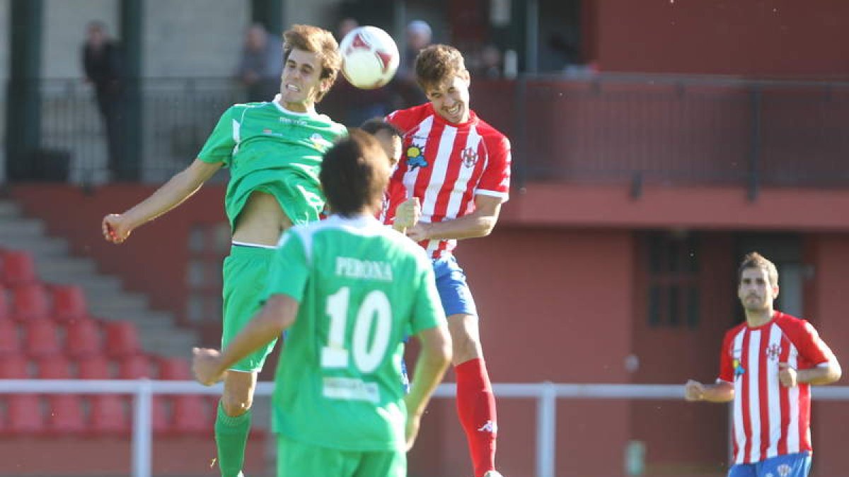 Los jugadores de ambos equipos no dieron un balón por perdido a lo largo de los noventa minutos.