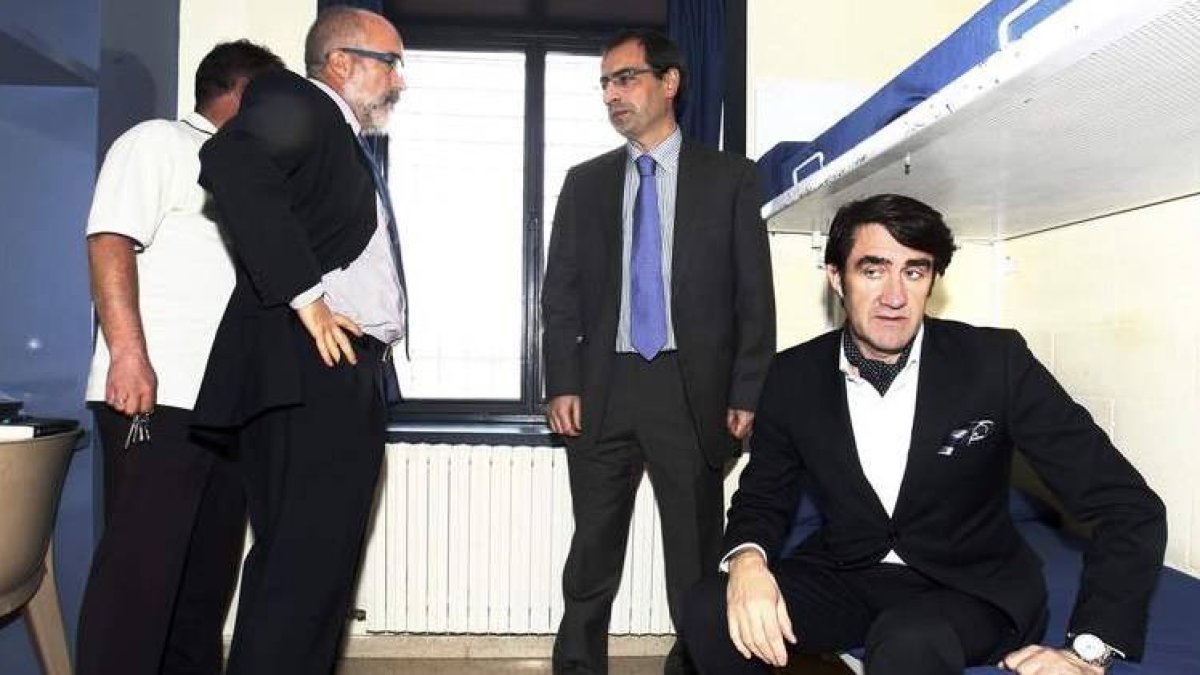 El subdelegado del Gobierno, Juan Carlos Suárez Quiñones, en una litera del centro.