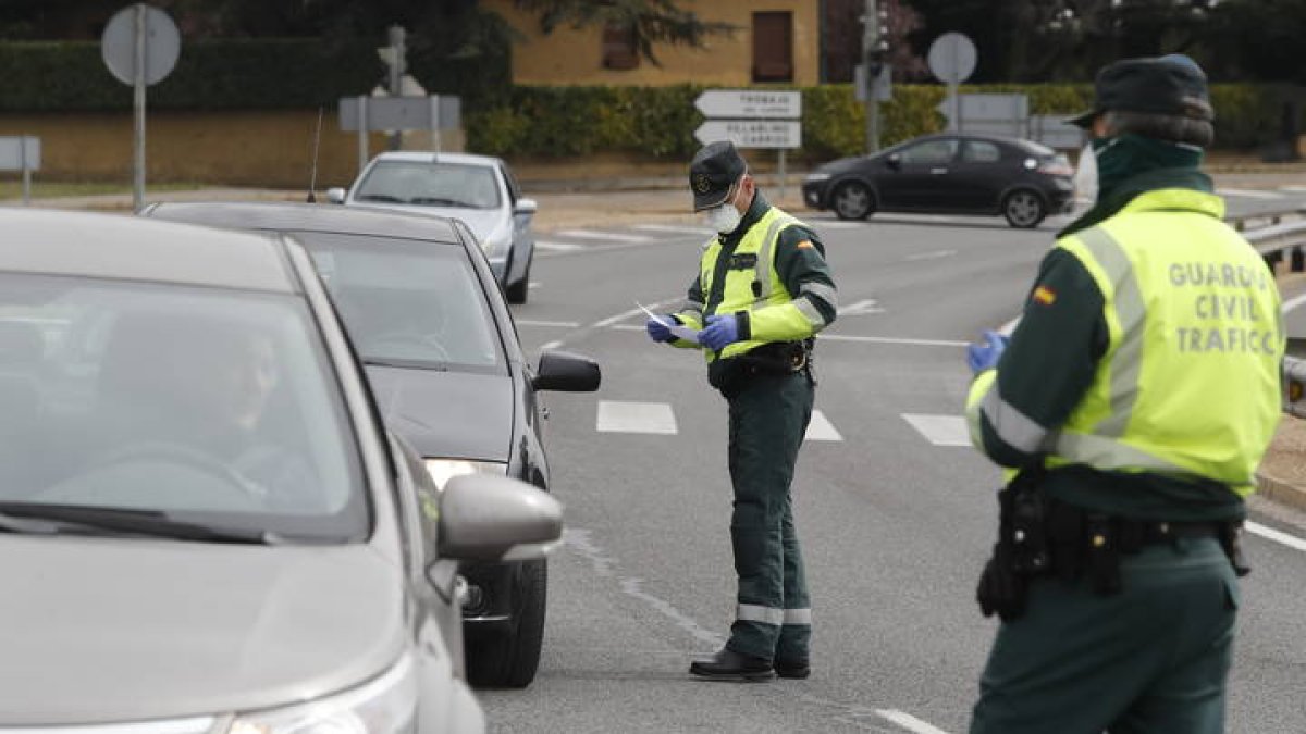 Controles de policia y Guardia Civil en las salidas de León . RAMIRO