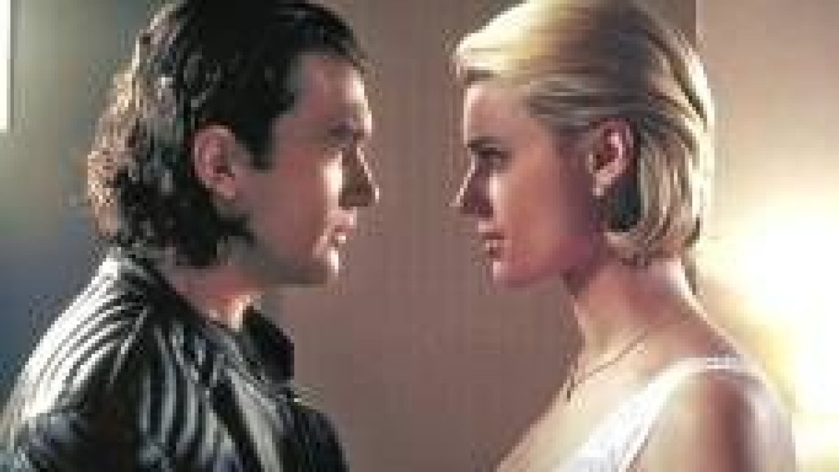 El actor Antonio Banderas junto a la sensual Rebecca Romijn-Stamos