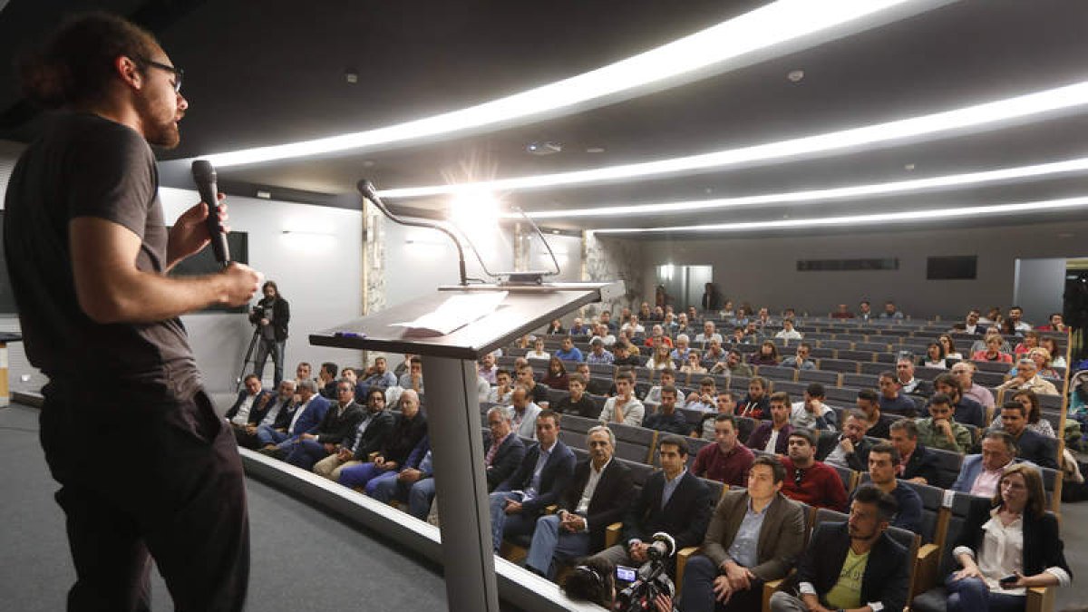La presentación de las iniciativas que rodearán la fase de ascenso de la Cultural contó con una respuesta notable. JESÚS F. SALVADORES