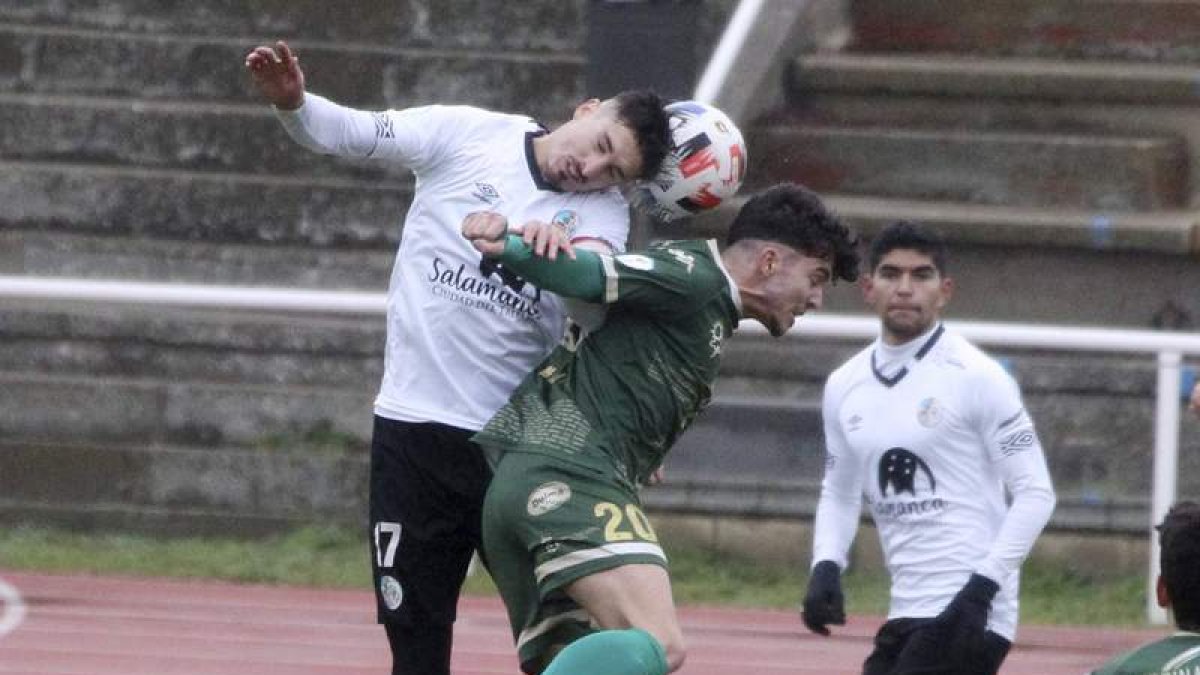 Mauro Molina obstaculiza el remate de cabeza del salmantino Lauren. MORGAN/LA GACETA DE SALAMANCA