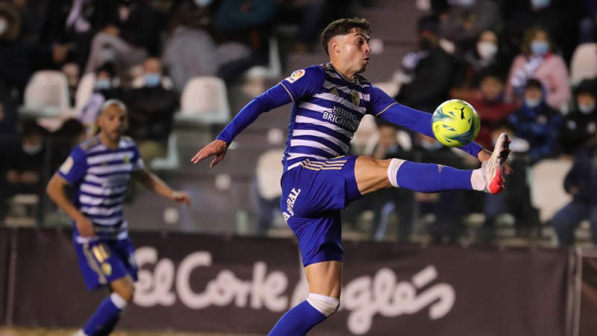 Naranjo totaliza cuatro goles tras el convertido el domingo en Ibiza desde los 11 metros. L. DE LA MATA