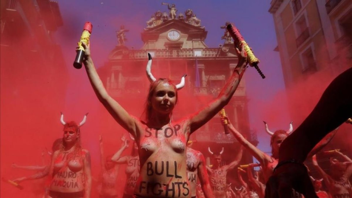 Protesta de antitaurinos en la plaza del Ayuntamiento de Pamplona, este miércoles.