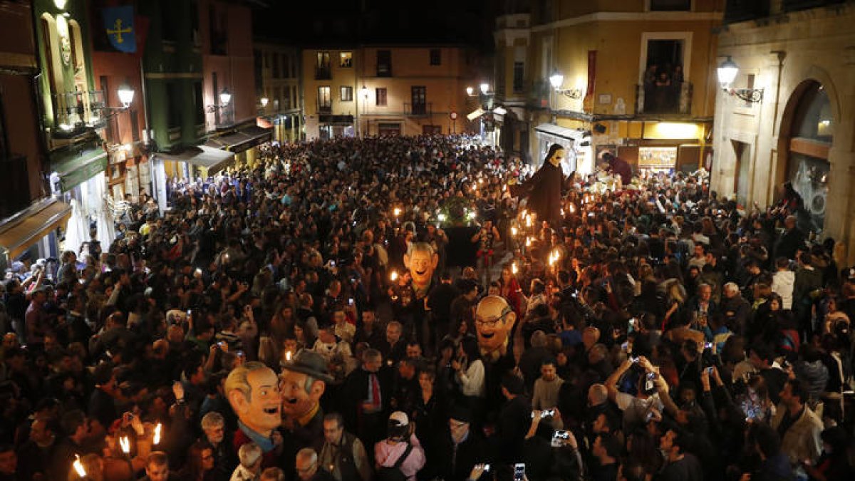 Imagen de la procesión en la plaza se San Martín o de las Tiendas. JESÚS F. SALVADORES