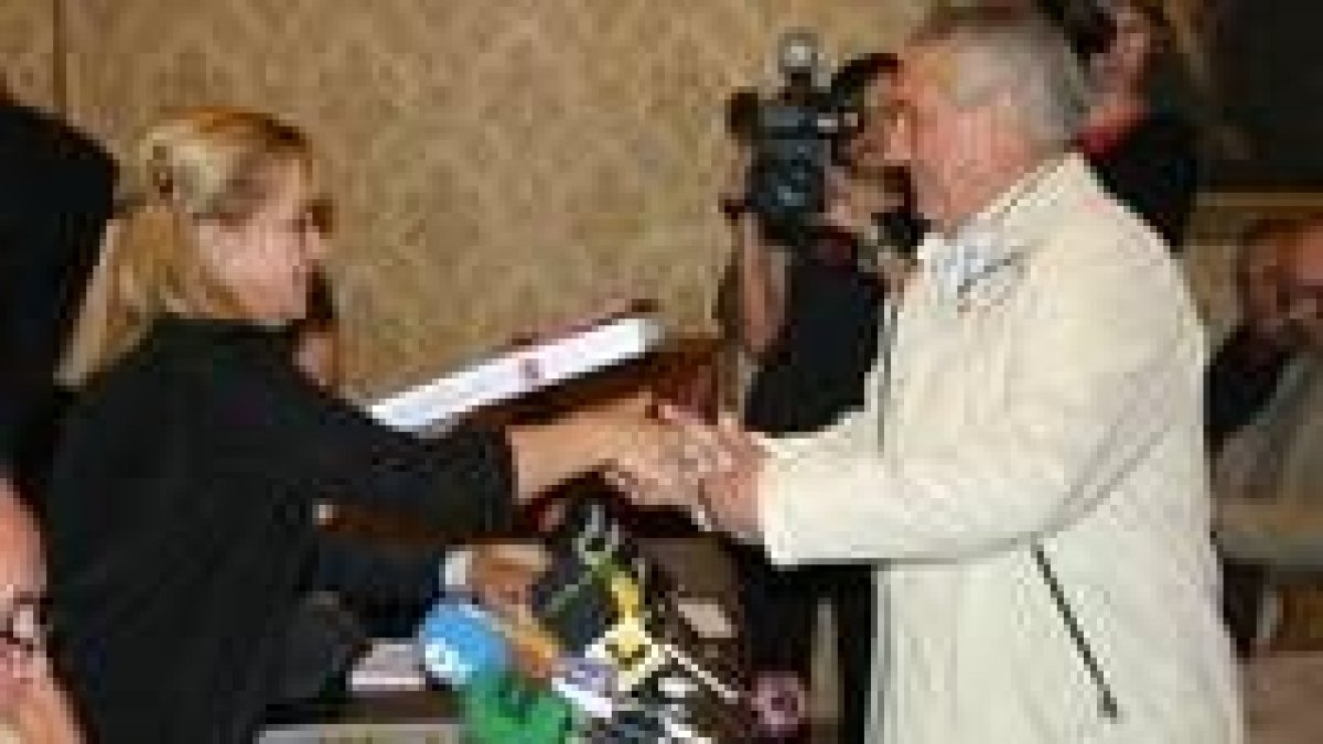 Isabel Carrasco entrega uno de los 19 inventarios de bienes de entes locales, ayer en la Diputación