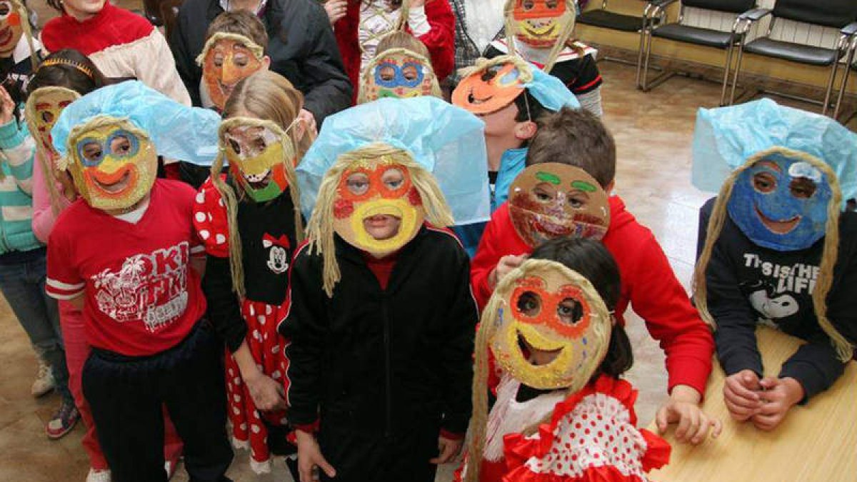 Niños y niñas en el Coto Escolar en uno de los talleres organizados en Carnaval.