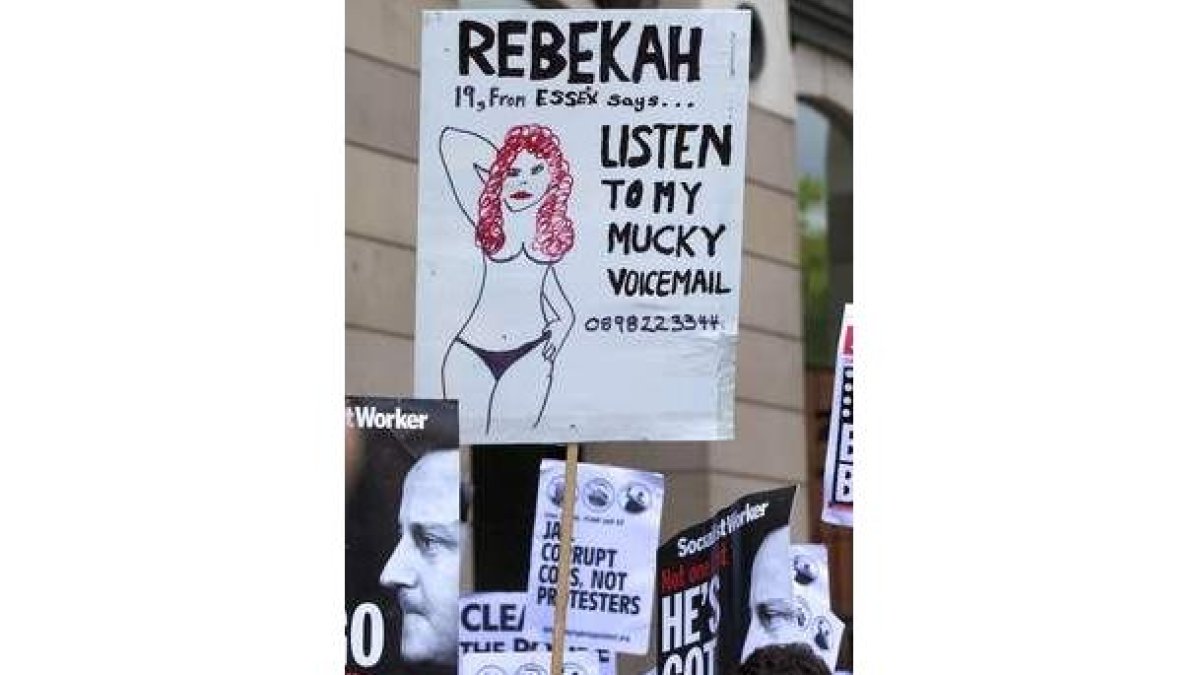 Manifestantes contra Murdoch frente al Parlamento.