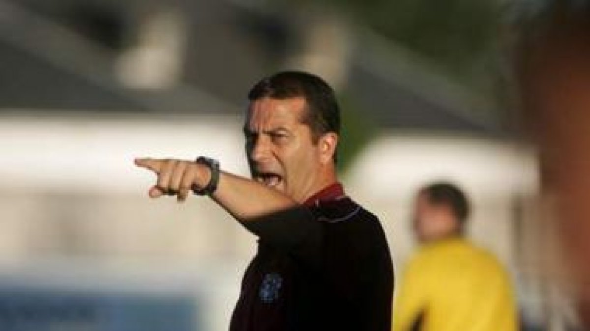 Álvaro Cervera dirige a la Cultural en un entrenamiento en el Reino de León
