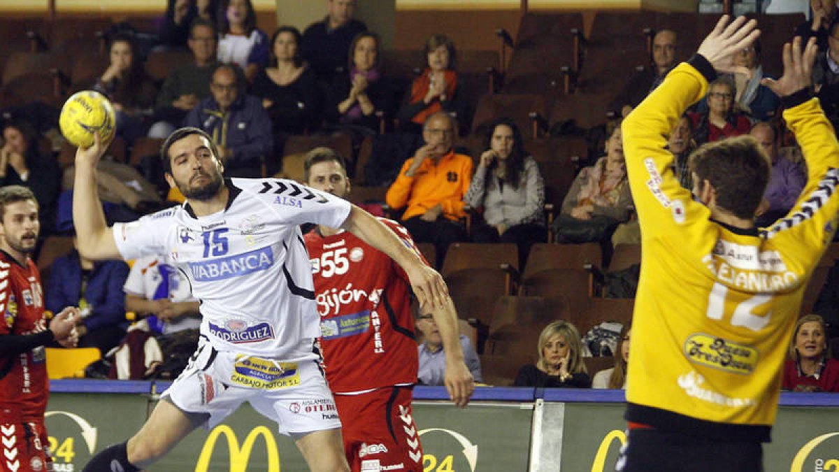 José Mario Carrillo, máximo goleador del partido junto con Paredes (ambos con siete dianas), lanza a la portería defendida por Pejcinovic, del Juanfersa