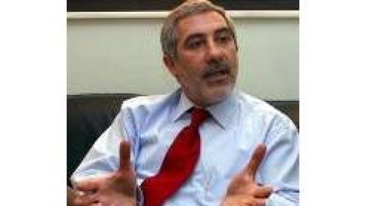 Gaspar Llamazares en su despacho