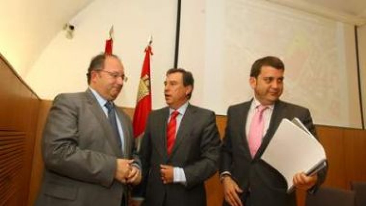 El delegado de la Junta, el consejero de Educación y el alcalde de Ponferrada, ayer después de la pr