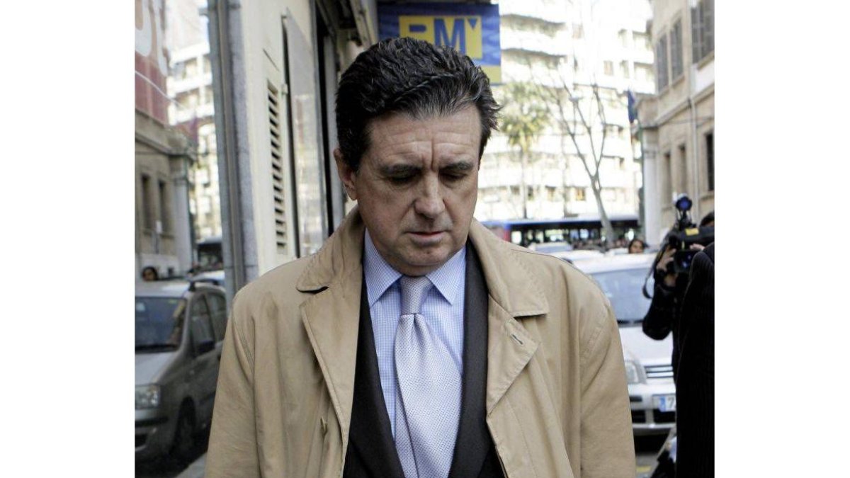 El expresidente del Gobierno balear, Jaume Matas, abandona los Juzgados de Vía Alemania de Palma donde acudía a declarar por el caso Turisme Jove, el pasado 11 de marzo.