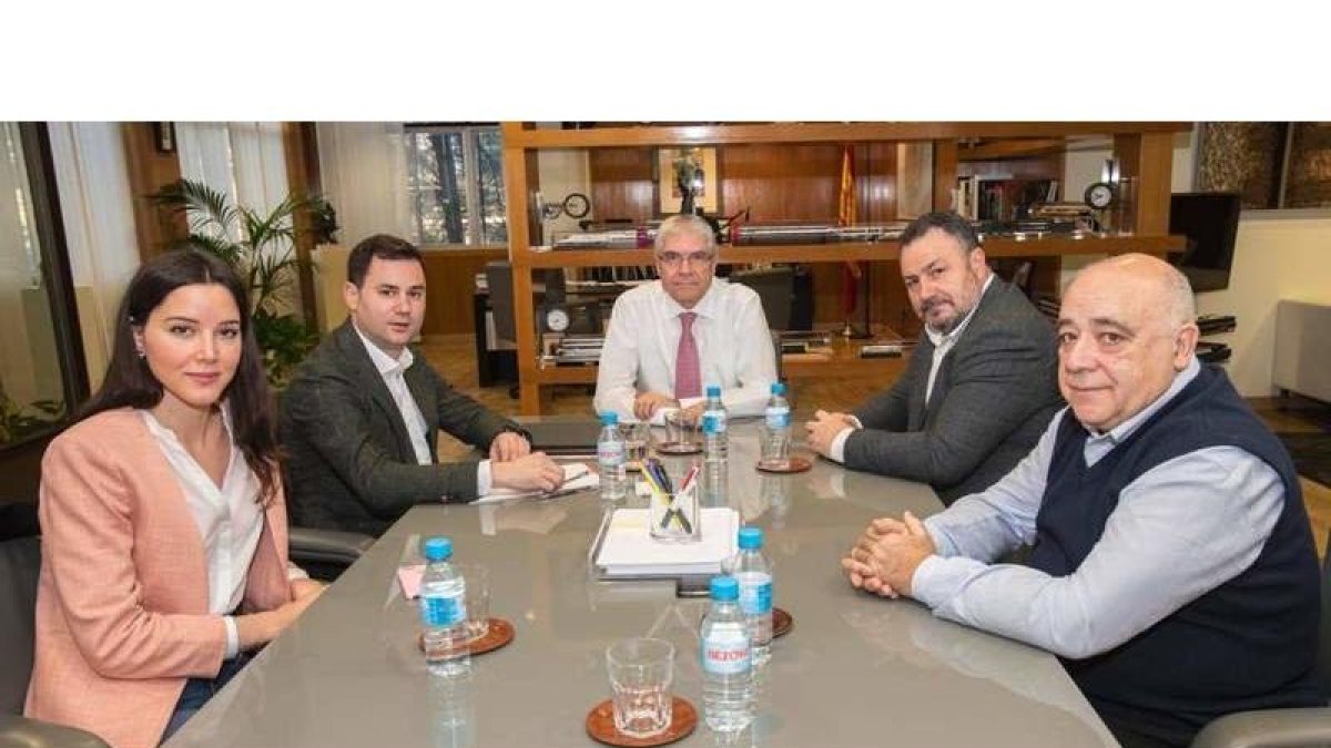 Andrea Fernández, Javier Alfonso Cendón, Isaías Táboas, Eduardo Morán y José Luis Cachafeiro, ayer en Madrid.