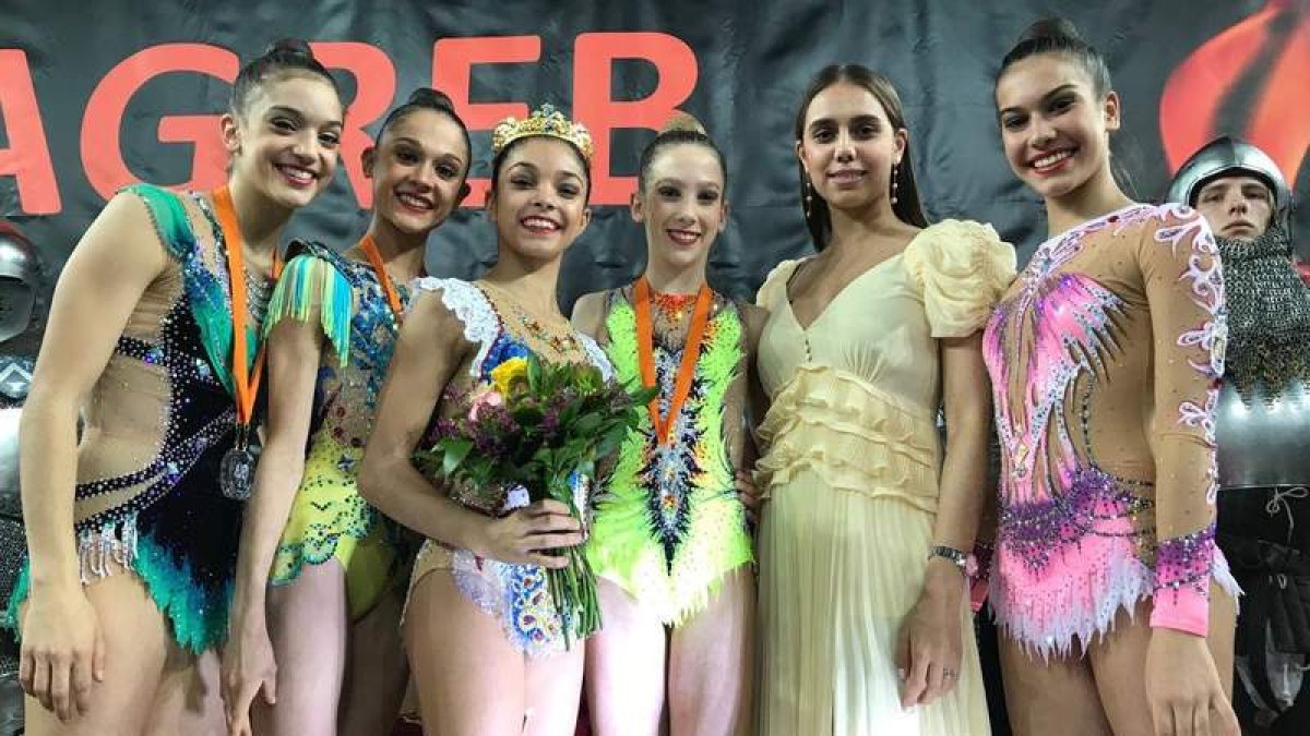 Paula Serrano con el resto de compañeras del Club Ritmo que bajo la batuta de Ruth Fernández triunfaron en la Aura Cup. DL