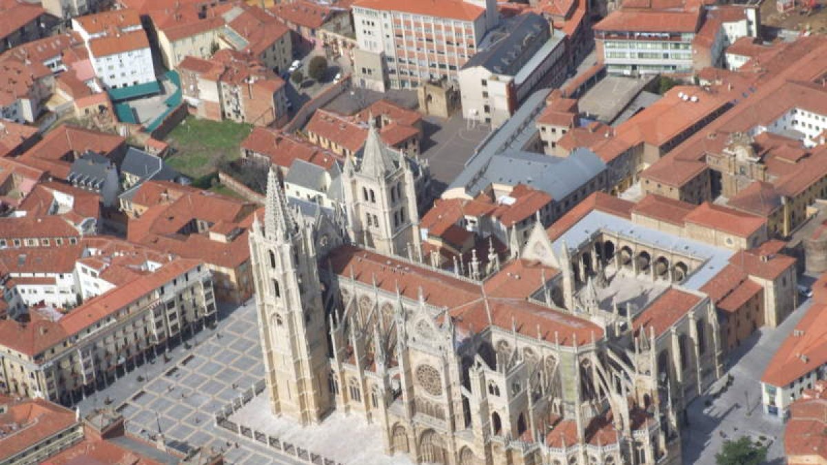 Imagen aérea tomada desde una de las avionetas que Leonavia pone a disposición de sus clientes para realizar vuelos privados, prácticas o fotografiar paisajes desde el cielo, entre otras cosas. Los vuelos parten desde el Aeropuerto de León.