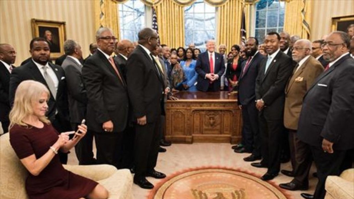 Kellyanne Conway, en el Despacho Oval, en un acto con líderes de uiversidades y 'colleges' de tradición afroamericana.