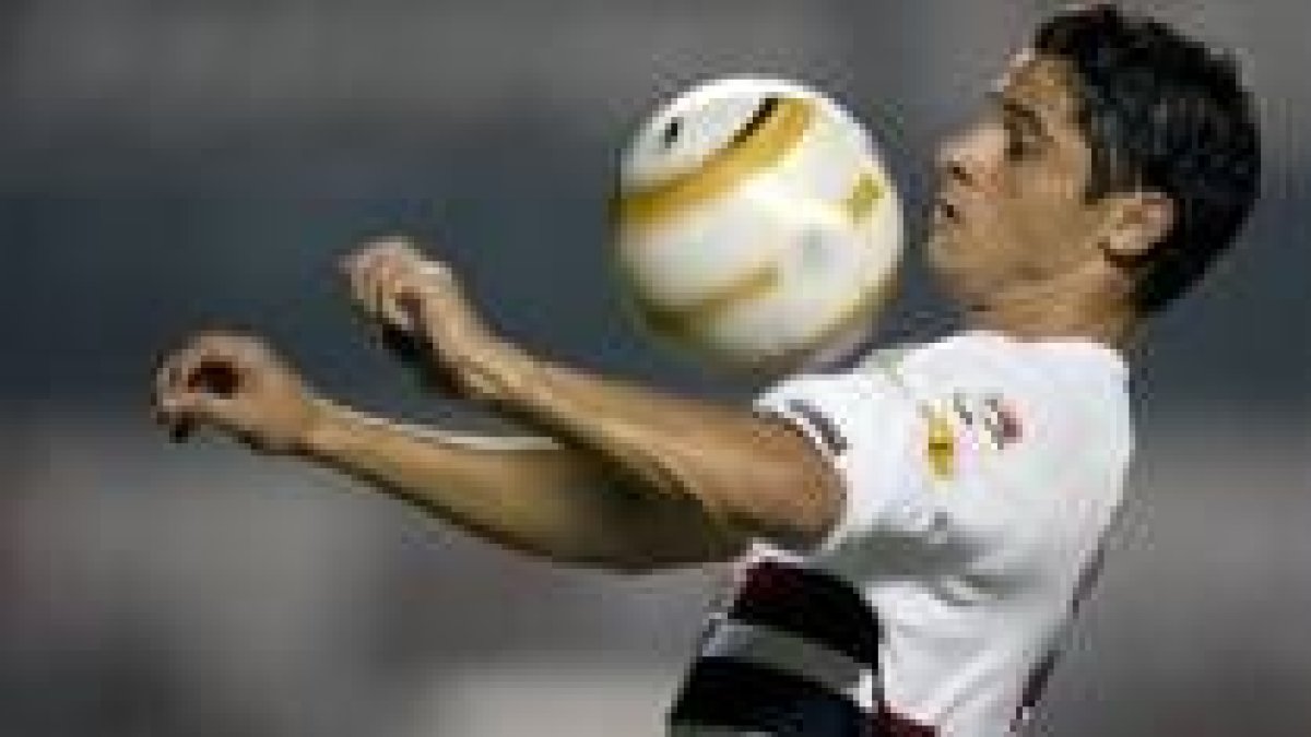 Cicinho completará en enero un Real Madrid plagado de brasileños