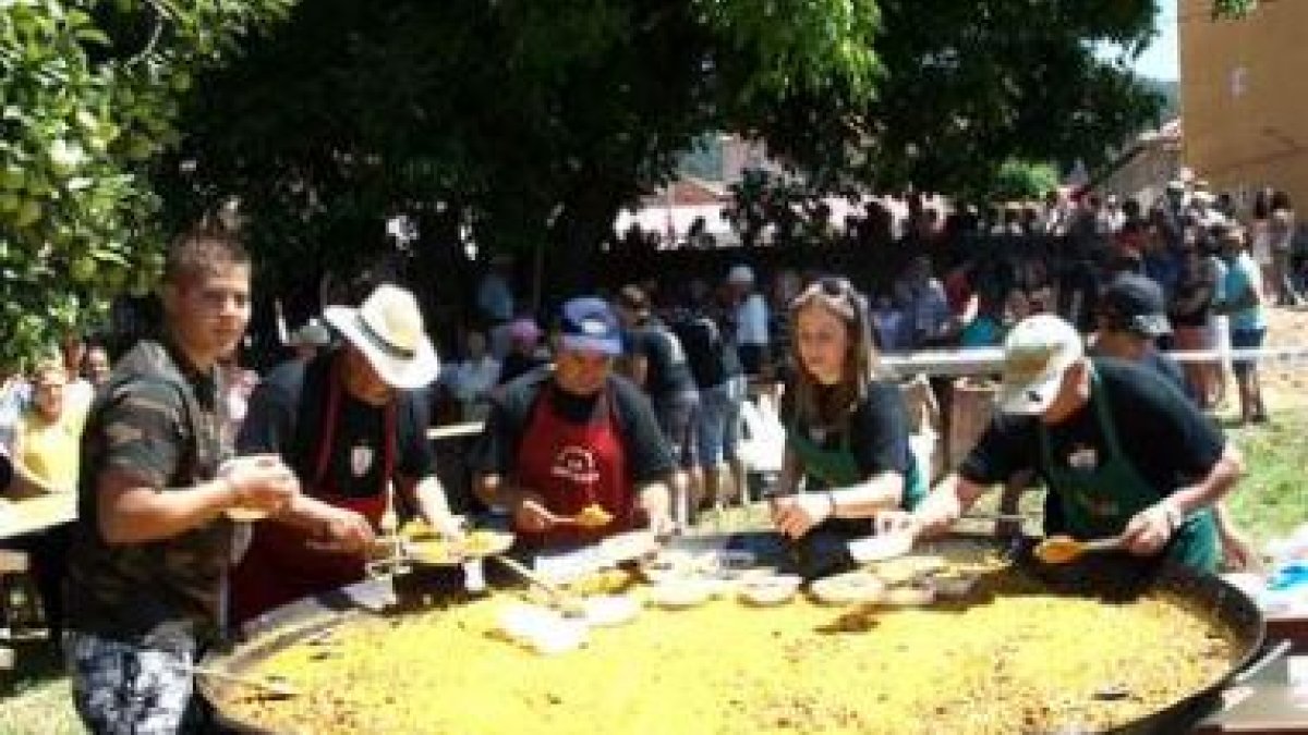 Momento del reparto de las raciones de paella.