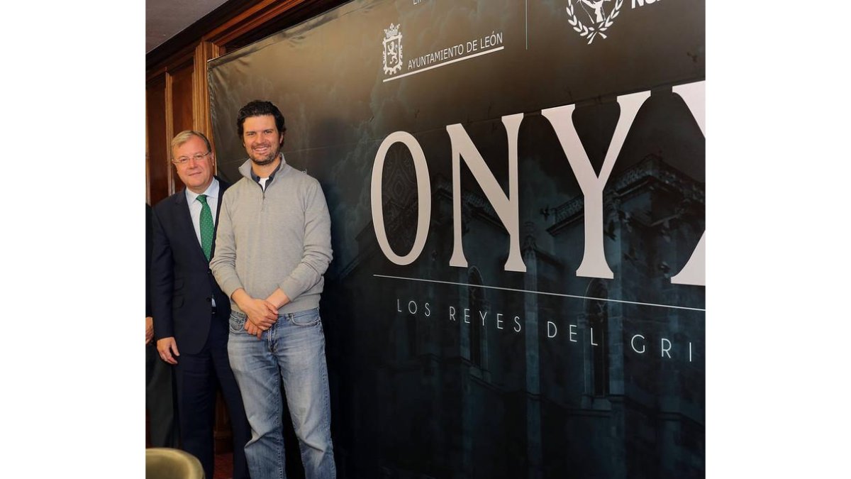 El alcalde de León, Antonio Silván, y el director del documental, Roberto Girault, en la presentación de 'Onyx. Los reyes del Grial'.