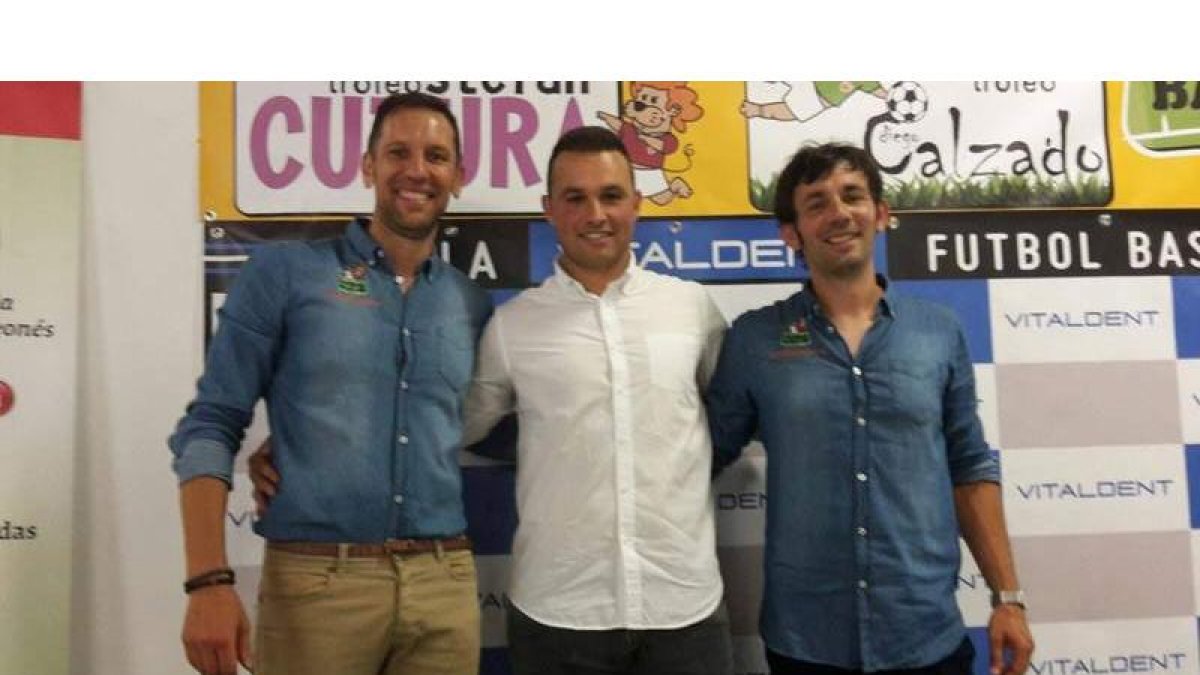 Luis Rodríguez, Diego Calzado y David Álvarez, al finalizar la gala. DL