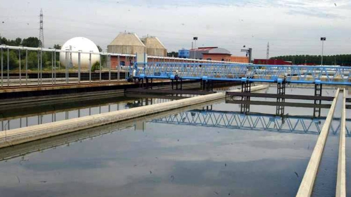 Instalaciones de la depuradora de León donde verterá sus aguas el colector de Valverde.