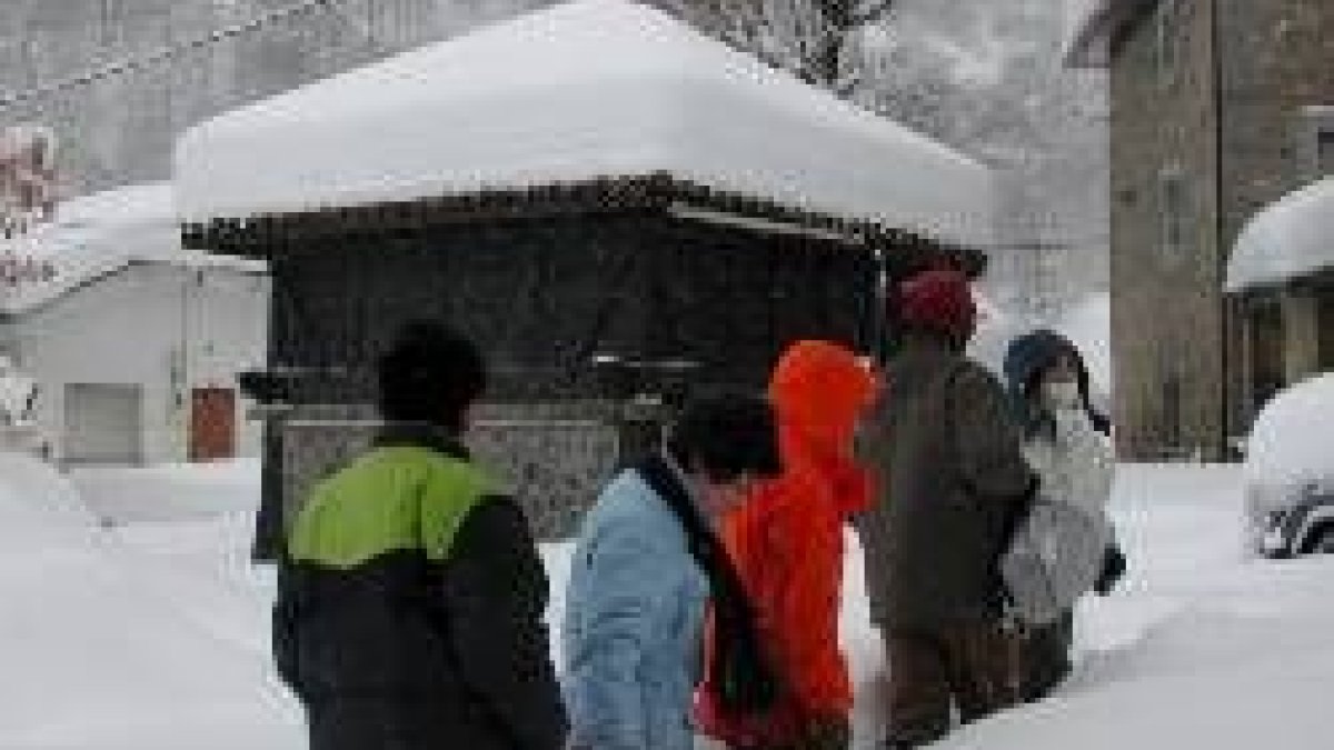 En Soto de Valdeón la nieve caída ayer superaba los 40 centímetros