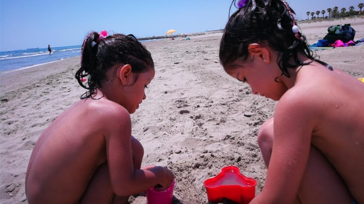 Dos niñas juegan en una playa de Benicàssim (Castellón), a finales de junio.