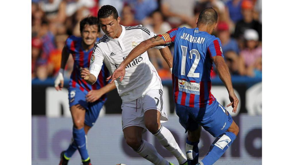 Cristiano regatea a Juanfran. El portugués anotó dos goles.