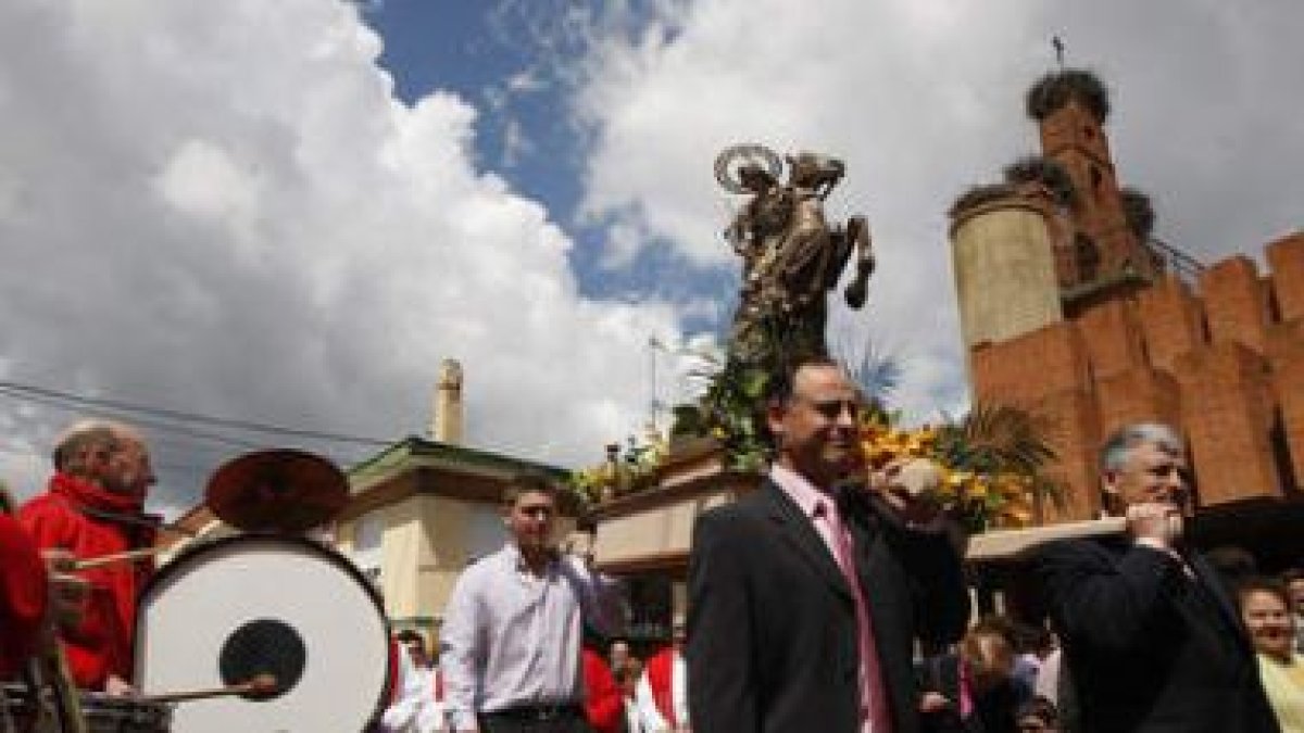 La imagen de san Jorge recorrió ayer las calles de Villanueva de Carrizo.