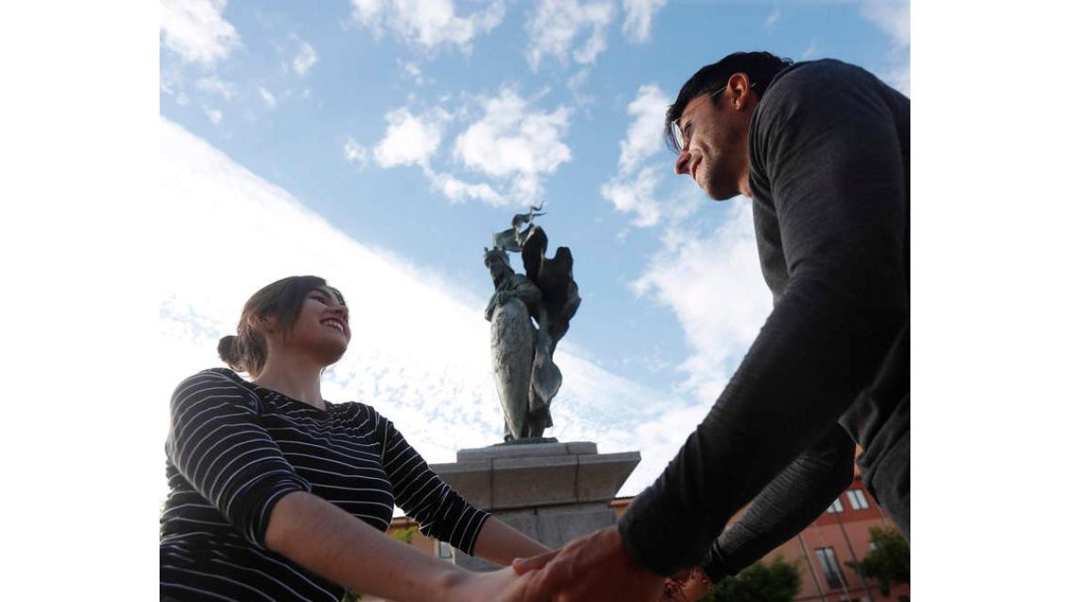 Una pareja baila en la plaza de Santo Martino de León. JESÚS F. SALVADORES