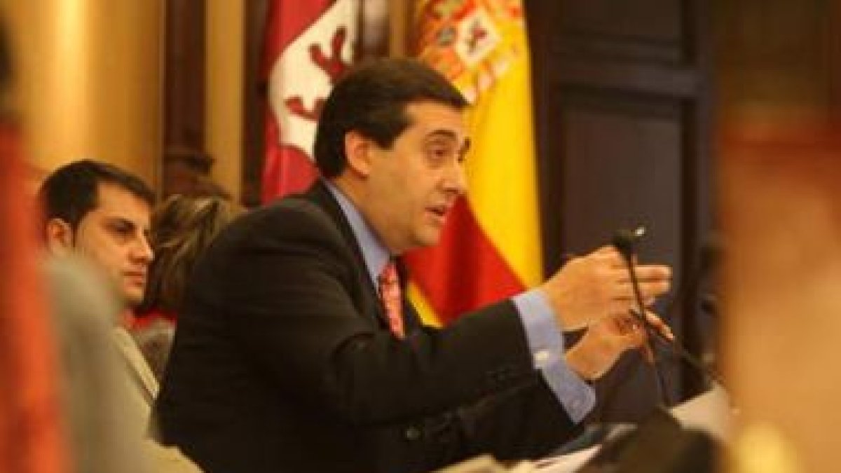 Miguel Ángel Fernández Cardo, concejal de Economía y Hacienda, defendió el presupuesto del 2009