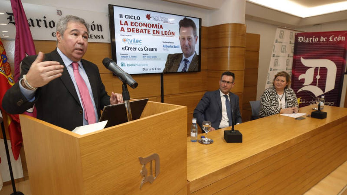 Joaquín S. Torné, director de Diario de León, Alberto Sutil, director de Tivitec, y María Jesús Muñiz, moderadora y jefa de Economía. RAMIRO