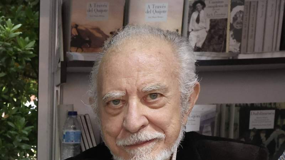 El escritor y académico leonés José María Merino y el columnista Eduardo Aguirre. J. NOTARIO