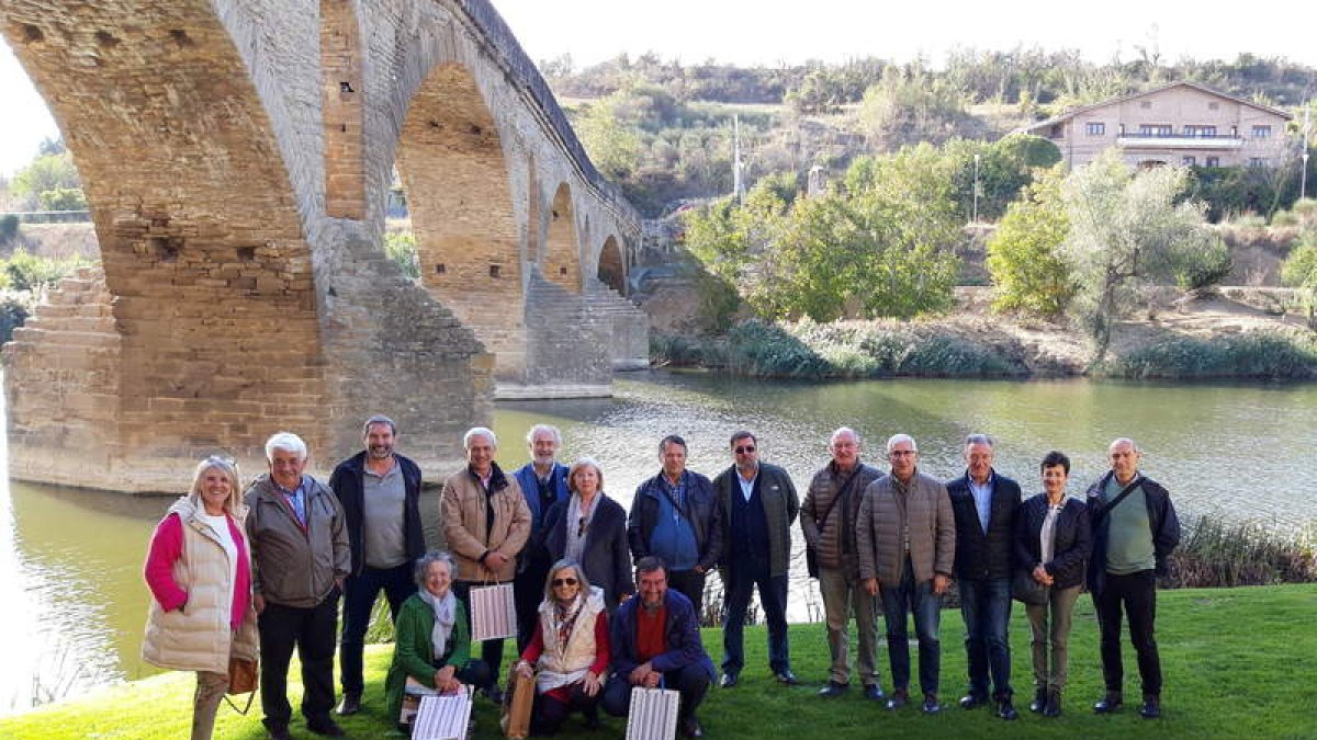Las asociaciones junto al paso románico de Puente la Reina. DL