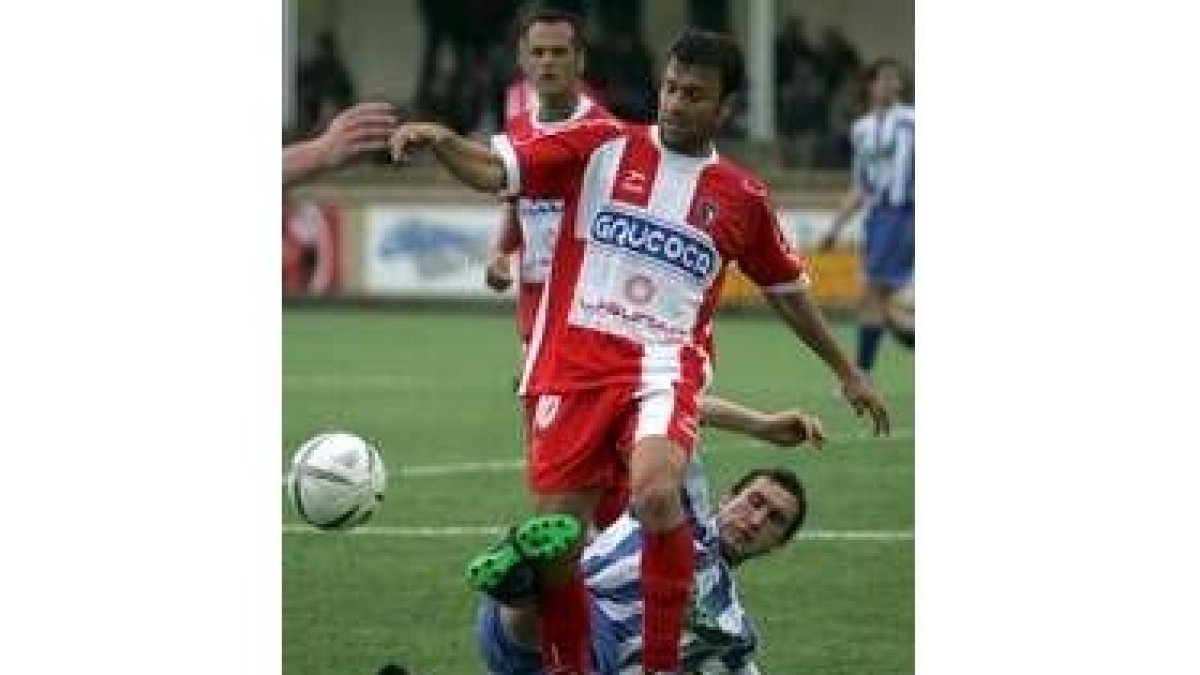 Diego Ribera recibe una dura entrada de un rival que quedó sin sanción