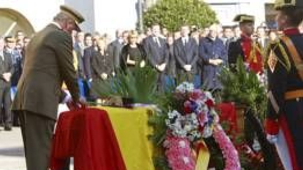Don Juan Carlos impuso las condecoraciones al guardia civil tras concluir el funeral de Estado